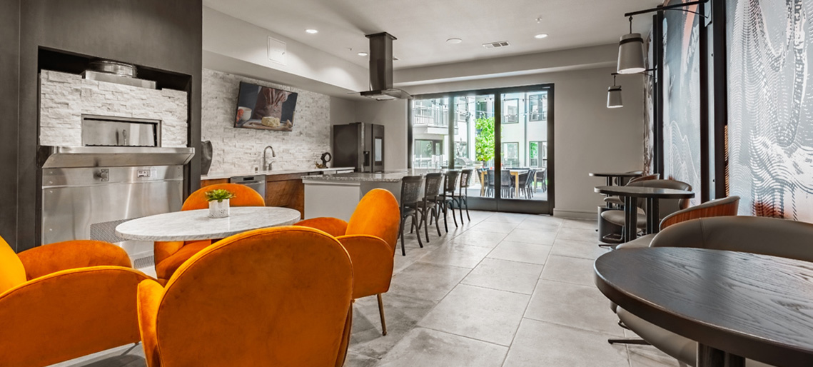 Clubhouse_Dining_and_Kitchen_at_Opal_Legacy_Central_in_Plano_TX